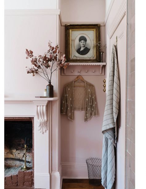 English Victorian House Interiors, Traditional English Kitchen, Faded Glamour, Sulking Room Pink, Victorian House Interiors, Interior Design Details, Bedroom Nook, Unique Interior Design, Hobart