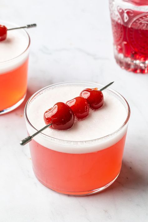 Cherry Vodka Drinks, Vodka Sour Recipe, Cherry Vodka Sour, Best Vodka Cocktails, Vodka Sour, Vodka Cocktails Easy, Cherry Vodka, Cherry Cocktail, Vodka Cocktails Recipes