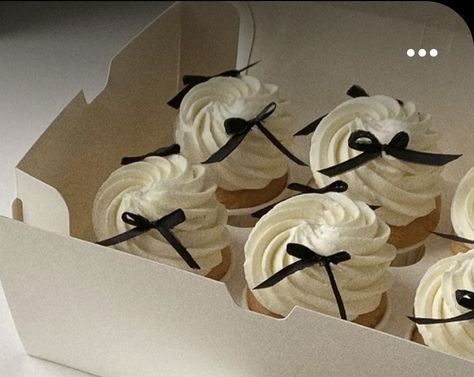 18th Bday Cupcake Ideas, 18th Birthday Party Black And White, Cupcakes With Bows, Couqutte Birthday, Black Bow Party, Black And White Desserts, Cupcake Black And White, Black Bow Aesthetic, 21st Cupcakes