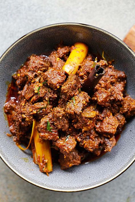 Easy authentic beef rendang recipe with beef, spices and coconut milk in a bowl. Rendang Recipe, Beef Rendang Recipe, Beef Spices, Beef Rendang, Malay Food, Malaysian Cuisine, Rasa Malaysia, Beef Curry, Slow Cook