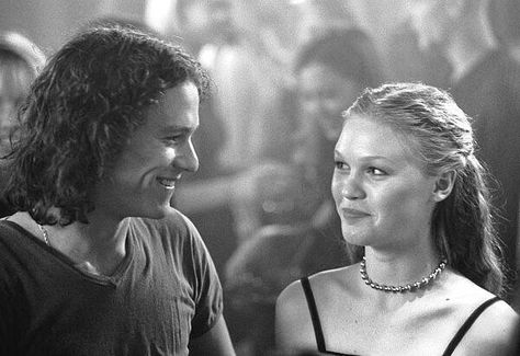 Julia Stiles & Heath Ledger "10 things i hate about you" Mariana Core, Kaptan Jack Sparrow, Julia Stiles, 10 Things I Hate About You, Septième Art, I Love Cinema, Heath Ledger, 80s Movies, Movie Couples