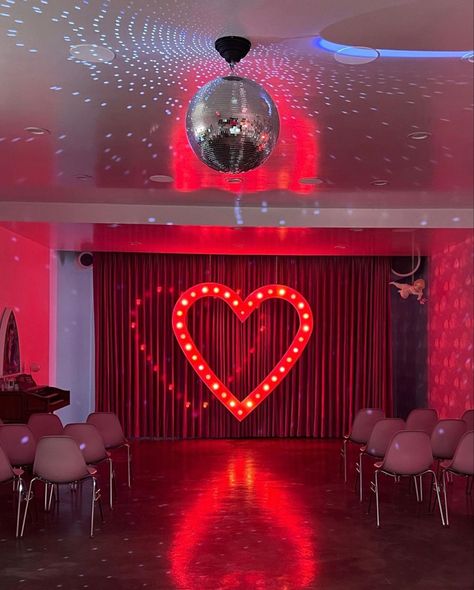 Wedding Venues Retro, Retro Valentines Day Decor, Cupid Wedding Theme, Vintage Valentine Wedding Theme, Kitch Wedding Ideas, Valentine Wedding Theme, Vegas Wedding Decorations, Vegas Wedding Decor, Kitsch Wedding Decor