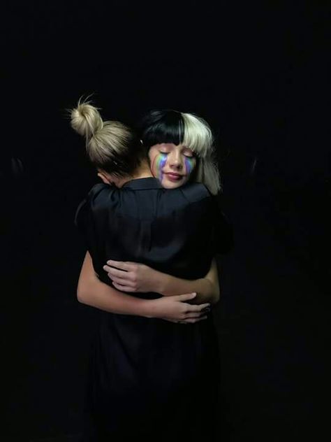 Maddie and sia just hugging it out Sia And Maddie, Sia Kate Isobelle Furler, Elastic Heart, Maddie And Mackenzie, Maddie Ziegler, People Change, Dark Photography, Doja Cat, Her Music