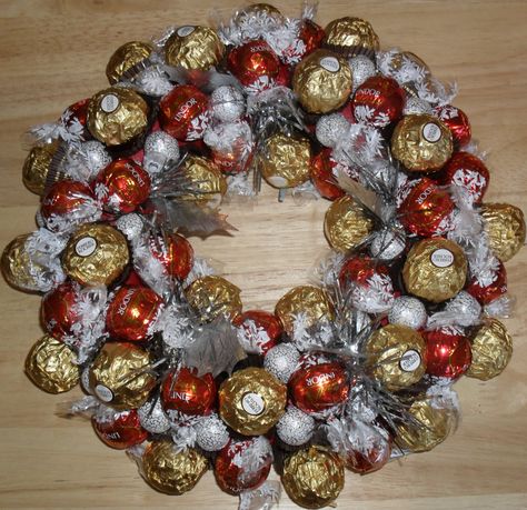 Ferrero Rocher, Lindt Lindor and Silver Chocolate Ball Christmas Wreath. Selling for £25 :-) Christmas Candy Gift Ideas, Xmas Food Gifts, Chocolate Wreath, Christmas Fayre Ideas, Willie Wonka, Easter Bouquet, Candy Arrangements, Christmas Diy Wood, Frugal Christmas