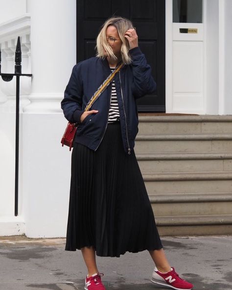 Black Pleated Skirt Outfit, The Frugality, Rok Outfit, Red Trainers, Mode Casual, Oversized Coat, Spring Is Coming, 가을 패션, Mode Inspiration