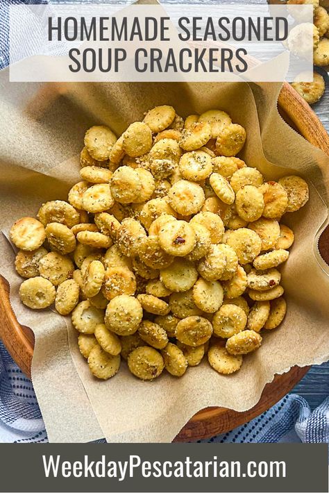 Soup Cracker Snacks, Seasoned Soup Crackers, Soup Crackers Seasoned, Oster Cracker Recipe, Homemade Seasoned Crackers, Snack Crackers Recipes, Oyster Crackers Seasoned, Homemade Snack Crackers, Garlic Parmesan Seasoning