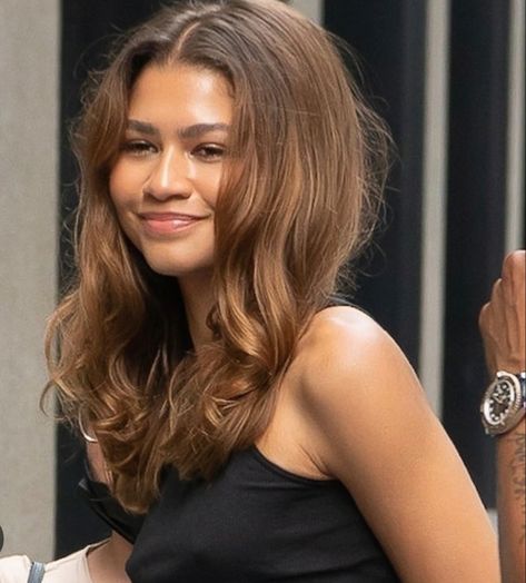 Brown Hair On Brown Skin, Brown Skin Blonde Hair, Zendaya Hair, Caramel Brown Hair, Rambut Brunette, Golden Brown Hair, Honey Brown Hair, Brown Curly Hair, Brown Hair Inspo