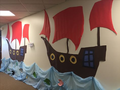 VBS Treasure Quest: pirate ships made with projector and bulletin board paper. Pirate Ship Room, Pirates School Theme, Pirate Theme Classroom, Pirate Classroom, Mystery Island, Nautical Classroom, Bulletin Board Paper, Pirate Crafts, Pirate Decor