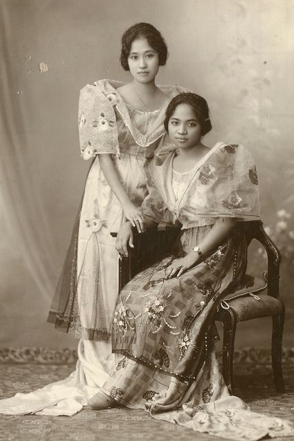 This always reminds me of Inay dress she had in her baol.   Women of the Philippines during the Japanese occupation. 1943 Japanese Occupation, Idda Van Munster, Filipino Clothing, Philippines Fashion, Filipino Fashion, Philippine Women, Filipino Tattoos, Filipiniana Dress, Filipino Art