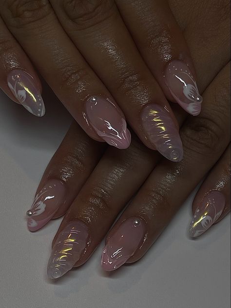 Simple Nails Pearl, White Chrome Design Nails, Pearly Almond Nails, Neutral 3d Nails, Pastel Nail Ideas Acrylic, Mermaid Nails Almond, Pearl Beach Nails, Small Oval Nails Design, Hard Gel Nails Design Summer 2024