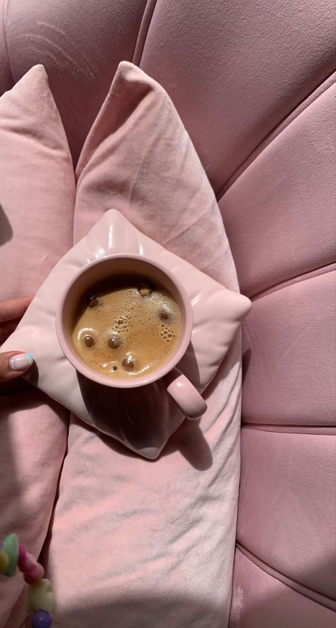 #coffeeaddict #coffeeaesthetic #pink #pinkcore #pinkaesthetictheme #aesthetictumblr #aesthetic #morningroutine Coffee Decanters, Phone Wallpaper Boho, Pretty Coffee, Pink Foods, Pink Life, Pretty Drinks, Pink Pillows, Pink Vibes, Coffee Packaging