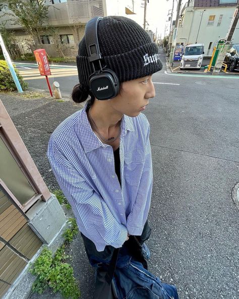 Men Headphones Aesthetic, Headphones Aesthetic Men, Big Headphones Aesthetic, Boy With Headphones Aesthetic, Marshall Headphones Outfit, Headphone Fits, Outfit With Headphones, Marshall Headphones Aesthetic, Boy With Headphones