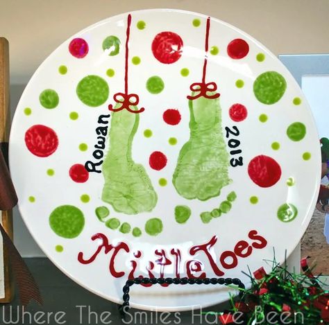 Christmas Plates Kids, Diy Christmas Plate, Mistletoes Footprint Craft, Mistletoe Footprint, Baby Christmas Crafts, Handprint Christmas, Keepsake Crafts, Footprint Crafts, Christmas Keepsakes