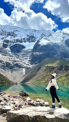 Peru Road Trip, Peru Pictures Ideas, Machu Pichu Poses, Mountain Selfie Ideas, Outfits For Peru, Machu Pichu Outfits Women, Lima Peru Outfits, Cuzco Peru Outfit, Outfits Cusco Peru