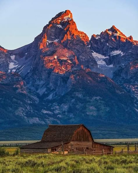 Grand Teton National Park In Wyoming, USA Mountain Cowgirl, Travel Core, Yellowstone National Park Photography, Yellowstone Photography, Wyoming Landscape, Granola Aesthetic, Jackson Wyoming, Road Trip Destinations, Adventure Aesthetic