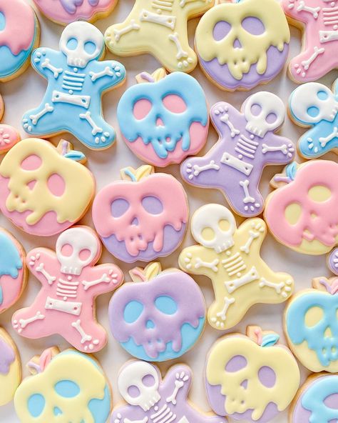 Fun Cookie Designs, Pastel Halloween Food, Cute Halloween Birthday Theme, Aesthetic Halloween Desserts, Cute Halloween Sweets, Baking Selling Ideas, Halloween Baking Cookies, Halloween Sweets Aesthetic, Eevee Cookies