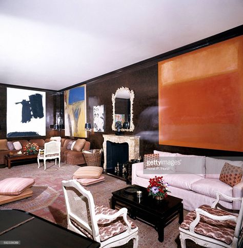 Living room in Mr. and Mrs. Lee Eastman's New York apartment designed by Billy Baldwin, with Mark Rothko painting (similar to one on opposite wall) above off-white sofa (which matches one on opposite wall); Paintings by Willem de Kooning and Franz Kline on the far walls Chocolate Brown Walls, Hamptons Living Room, Artistic Interior, Billy Baldwin, Brown Paint Colors, Lacquered Walls, Brown Rooms, Franz Kline, New York Homes