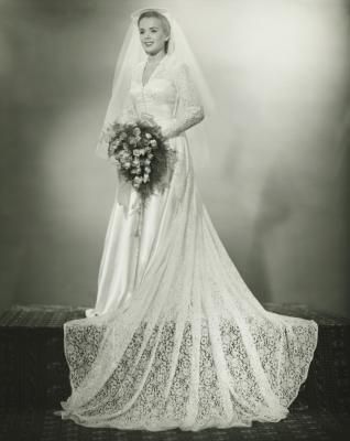 Wedding Dresses of the 1920s, 1930s & 1940s 1940 Wedding Dress, 1940s Wedding Dress, 1920s Wedding Dress, 1940s Wedding, Vintage Wedding Photos, Wedding Gowns Vintage, Vintage Gowns, A Wedding Dress, Vestidos Vintage