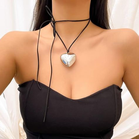 Big Heart Necklace Aesthetic, Elegant Goth, Jewellery Aesthetic, Elegant Choker, Heart Choker Necklace, Neck Accessories, Heart Choker, Money Aesthetic, Neck Jewellery