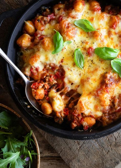 Tomato, Sausage and Chilli Baked Gnocchi Gnocchi Italian, Zucchini Pasta Salad, Gnocchi Dishes, Fruit Fast, Tomato Recipe, Baked Gnocchi, Meat Pasta, Baked Tomatoes, Creamy Tomato Sauce