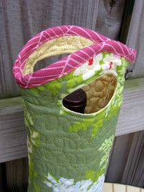 I am excited to share the tutorial for this wine tote bag that I mentioned earlier !  I had fun playing around and coming up with the pat... Syprosjekter For Nybegynnere, Wine Bag Pattern, Diy Gifts For Christmas, Diy Sy, Diy Sewing Gifts, Straight Line Quilting, Wine Bottle Bag, Costura Diy, Wine Tote Bag