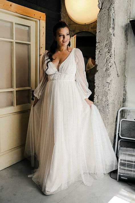 Studio Levana, Curvy Wedding Dress, Plus Size Wedding Dresses With Sleeves, Curvy Wedding, Plus Wedding Dresses, Plus Size Wedding Gowns, Boda Mexicana, Curvy Bride, Couture Wedding Gowns