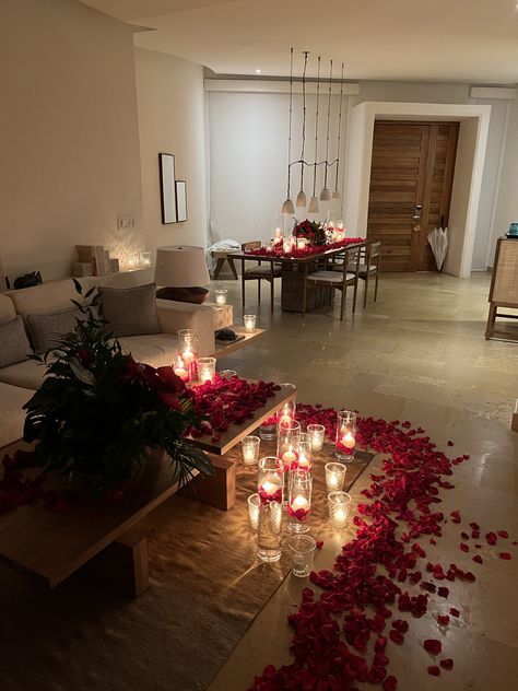 Romantic Dinner At Home Set Up, Surprise Shawty, Date Night Decor, Candle Light Dinner Ideas, Valentine Day Aesthetic, Romantic Home Dates, Aesthetic Valentines Day, Valentines Day Gifts Ideas, Romantic Dinner Decoration