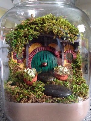 The Hobbit: DIY Hobbit Hole Jar. | The Informed Artist | Bag End Terrarium from "Lord of the Rings"and "The Hobbit" Diy Hobbit Hole, Hobbit Diy, Casa Do Hobbit, Casa Hobbit, Bag End, Geek Diy, Artist Bag, Hobbit Hole, Alice In Wonderland Tea Party