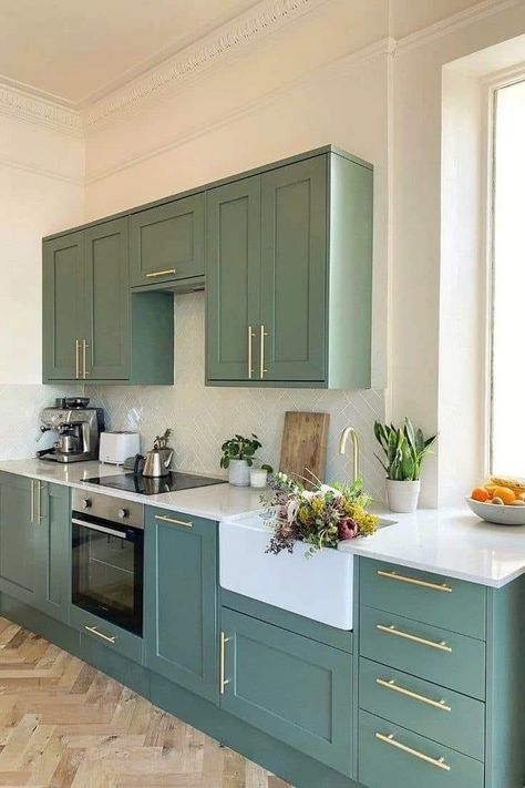 Kitchen With Green Cabinets, Top Kitchen Colors, Kitchen Colour Combination, Green Kitchen Designs, Model Dapur, Sage Green Kitchen, Desain Pantry, Green Kitchen Cabinets, Kitchen Design Plans