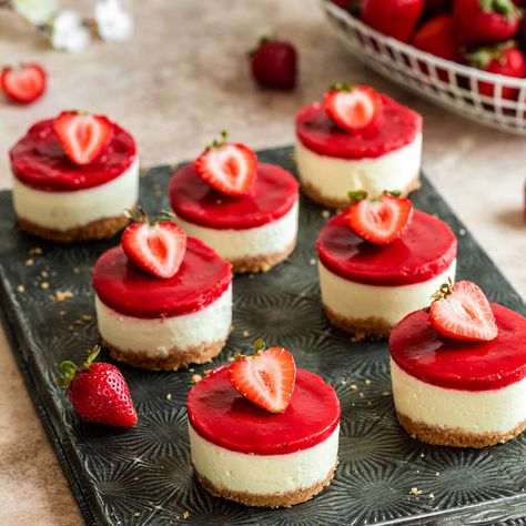 تشيز كيك بالفراولة, Strawberry Cheesecakes, Mini Strawberry Cheesecake, Strawberry Cheesecake Bites, Strawberry Topping, Cheesecake Bites, Mini Cheesecakes, Creamy Cheesecake, Tasty Bites