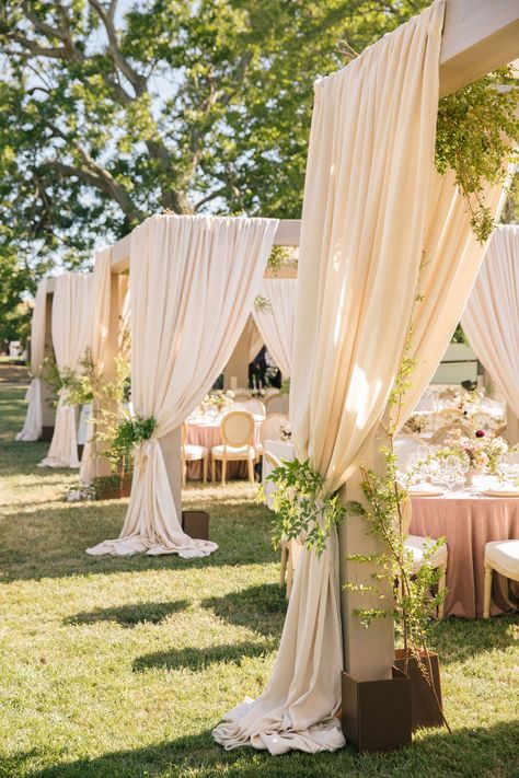 Elegant Barn Wedding Reception, Outdoor Events Decor, Cabana Decor, Wedding Drapes, Garden Tent, Nikah Decor, Draping Wedding, Inmobiliaria Ideas, Shade Ideas