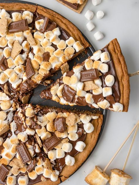 Essen, Dessert Pizza Chocolate, Pizza Night Dessert, Smores Pizza With Pizza Dough, Chocolate Pizza Dessert, Dessert Cookie Pizza, Special Pizza Ideas, Small Pizza Recipes, Pizza Crust Dessert Recipes