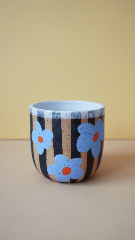 Surface Design Ceramics, Ceramic Pot Design Ideas, Colored Clay Ceramics, Pottery Art Painting, Underglaze Painting On Pottery, Ceramic Mug Painting Ideas, Books Design, Diy Pottery Painting, Pottery Pots