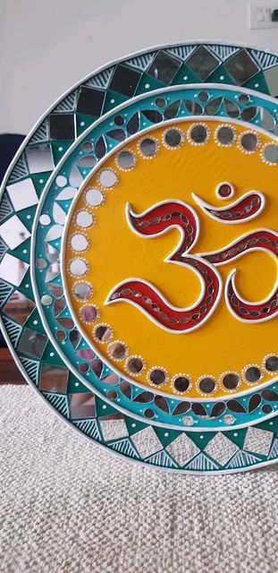 Priyanka Goyal Mittal on Instagram: "OM artwork to be placed near house entrance to spread the positive vibes all around🏡 #commissionedwork #lippankaam #om #hinduism #lippanart #artwork #decorideas #homedecor #entrance #foyer #indianart #walldecor #wallplate #explorepage #customisedgifts" Om In Mandala Art, Lippan Art Om Design, Om Lippan Art Design, Abstract Lippan Art, Om Drawing Artworks, Shiv Lippan Art, Mahadev Lippan Art, Om Lippan Art, Modern Lippan Art