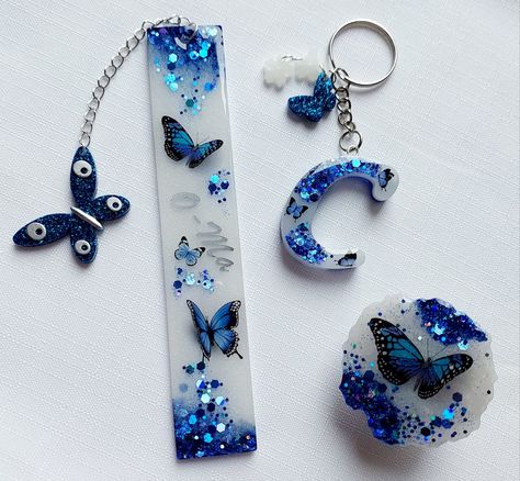 Blue Resin Keychain, Bookmark Resin Ideas, Resin Bookmark Ideas, Glitter Bookmarks, Bookmark Keychain, Diy Crystal Crafts, Resin Book, Diy Resin Keychain, Wedding Keychain