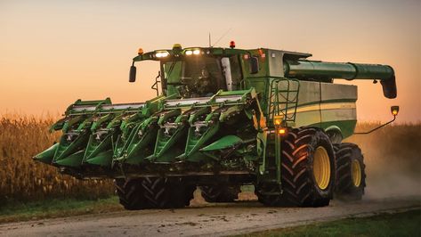 Combine on dirt road driving by field John Deere Tractors Pictures, Old John Deere Tractors, John Deere Tractors Farms, John Deere Combine, Tractor Pictures, Tractor Idea, Big Tractors, Combine Harvester, Armored Truck