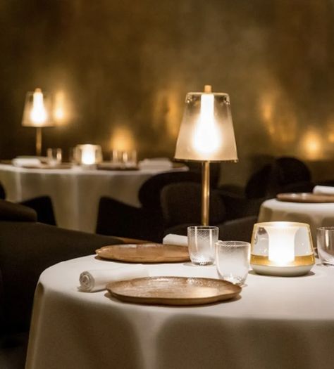 10 best Michelin star restaurants in London | OPUMO Magazine Fine Dining Table Setting Restaurant, Restaurant Tablescape, Traditional Restaurant Interior, Michelin Star Restaurant Interior, Fine Dining Table Setting, Restaurant Table Decor, Restaurant Table Setting, Education City, Michelin Star Food