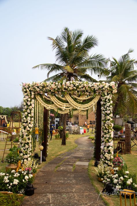 A true depiction of a "kalyana samayal saadham" evening. Wedding Venue Gate Decor, Indian Reception Entrance Decor, South Wedding Decorations, Wedding Gate Decoration Indian, Wedding Entrance Arch, Entry Gate Decoration, Wedding Entry Decor, Sundowner Wedding, Outdoor Wedding Entrance