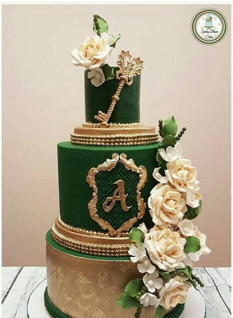 Emerald Green Quinceanera Theme Wedding Table Decor, Emerald Green Cake, Emerald Wedding Cake, Wedding Cake Emerald Green, Emerald Green Quinceanera Theme, Green Quinceanera Theme, Green And Gold Wedding, Quince Cakes, Quince Cake