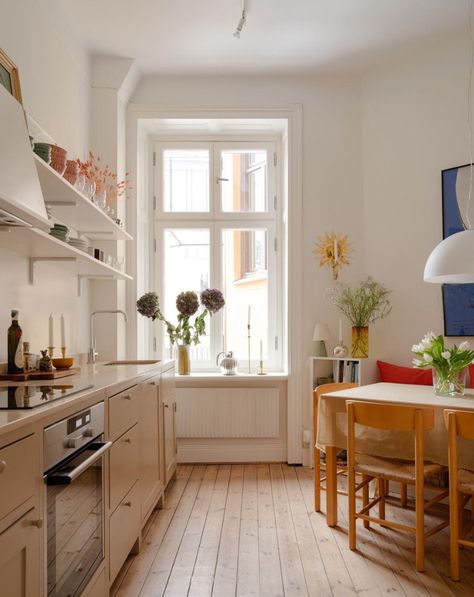 Stockholm Home, Popular Kitchen Colors, Norwegian Home, Danish Kitchen, Salted Granola, Scandinavian Kitchens, Stockholm Apartment, My Scandinavian Home, Swedish Apartment