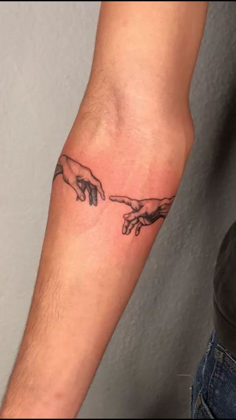 Michelangelo Tattoo, Tattoos Simplistic, Unique Minimalist Tattoo, Tattoo Main, Simple Tattoos For Guys, Cool Small Tattoos, Small Tattoos For Guys, Hand Tattoos For Guys, Subtle Tattoos