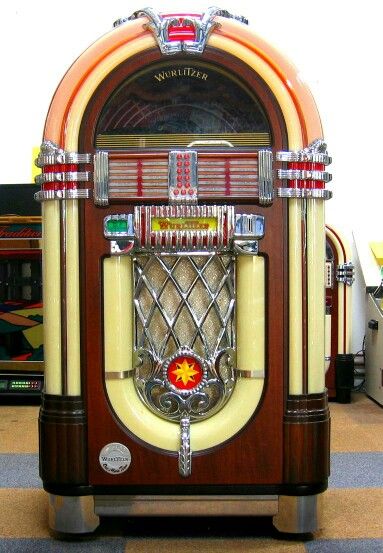 The Classic Jukebox of 1940s-50s style. Music Themed Cakes, Music Machine, Juke Box, Vinyl Record Player, American Diner, Jukeboxes, Record Players, Music Themed, Record Player