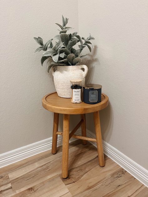 Guest Bathroom Side Table, Small Bath Table, Powder Room Table Decor, Half Bath Minimalist Decor, Small Table In Bathroom Ideas, Side Table In Bathroom, Tiny Table For Bathroom, Stool In Powder Room, Bathroom Small Table