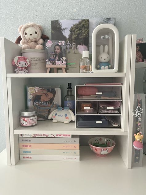 desk shelf inspo🎧 Desk Shelf Organization Ideas, Kpop Bookshelf Aesthetic, Album Shelf Ideas, Mahnoor Core, Pegboard Inspiration, K-pop Room, Album Shelf, Aesthetic Shelf, Shelf Aesthetic