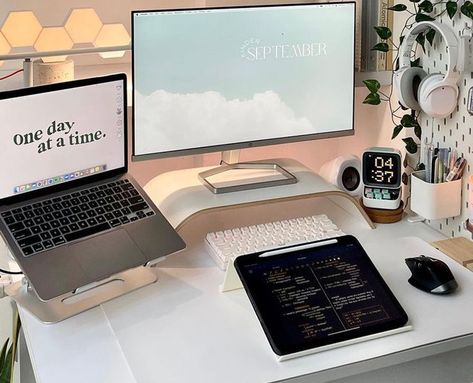 Aesthetic Desk Setup Ideas, White Desk Setup, Aesthetic Desk Setup, Study Desk Organization, Desk Setup Ideas, Best Home Office, Dream Desk, Study Desk Decor, Aesthetic Desk