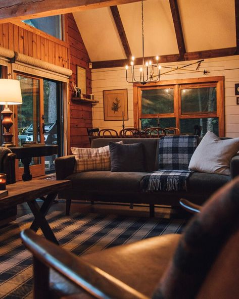 Our Vermont Log Cabin Tour - Kaitlin Madden Home Blogger Cozy Cabin Living Room, Cabin Decor Ideas, Cozy Cabin Aesthetic, Modern Cabin Interior, Mountain Cabin Decor, Cabin Modern, Cabin Interior Design, Log Cabin Interior, Cabin Living Room