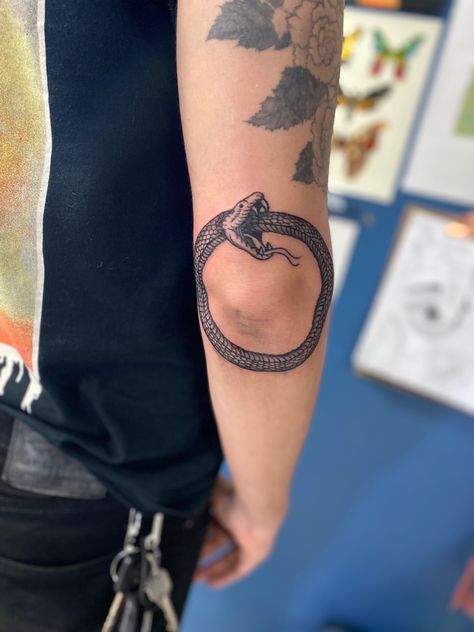 Ourbourous Snake, Snake Oroboros Tattoo, Oubourous Tattoo, Orobourous Tattoo, King Snake Tattoo, Snake Circle Tattoo, Snake Elbow Tattoo, Ourbourous Tattoo, Jormungandr Tattoo