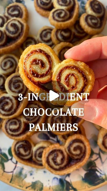 Katja & Youssef 🇩🇪🇲🇦 on Instagram: "3-INGREDIENT CHOCOLATE PALMIERS 🍫👩‍🍳 Recipe below 👇

Palmiers cookie are one of my favourites, and I love this version using @nocilla palm oil free chocolate spread! 

To make a batch (~30) you’ll need
👉 1 sheet puff pastry 
👉 2 tbsp sugar 
👉 2 generous tbsp @nocilla spread (or spread of your choice) 

1. Sprinkle 2 tbsp sugar on a clean surface and lay puff pastry on top
2. Spread chocolate spread on top until the edges, and roll both sides in 
3. Refrigerate your log for 30 minutes for easier cutting, then cut your log into 1/2 cm (1/4 inch) slices
4. Bake for 12-15 minutes at 180C (325F)

FOLLOW @kayoukitchen for simple and delicious recipes EVERY WEEK 😋

Enjoyyy,
Katja & Youssef 🥰

#palmier #palmiercookies #french #easy #easybaking #cook Puff Pastry Cookies, Palmiers Recipe, Palmier Cookies, Puff Pastry Recipes Dessert, Pastries Recipes Dessert, Puff Pastry Desserts, Easy Puff Pastry, Catering Ideas Food, Chocolate Spread