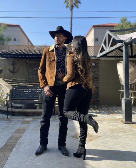 Jaripeo Couple Outfits, Couple Dress Matching Western, Nashville Couple Outfits, Vaquero Couple Outfits, Man Cowboy Outfit, Western Outfits Couple, Couple Cowboy Outfits, Matching Western Outfits, Outfits Para Parejas Casual