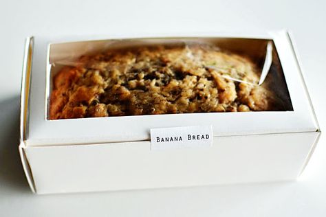 banana-bread-favors-g Packaging Loaf Cakes, Banana Bread Loaf Packaging, Mini Banana Bread Loaves Packaging, Packaging Banana Bread, Packaging Bread Loaf, Banana Bread Slice Packaging, Banana Cake Packaging Ideas, Mini Loaf Packaging, Packaging Desserts Ideas